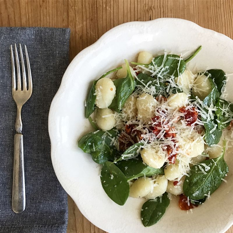 easy gnocchi with sun dried tomatoes, spinach and bacon